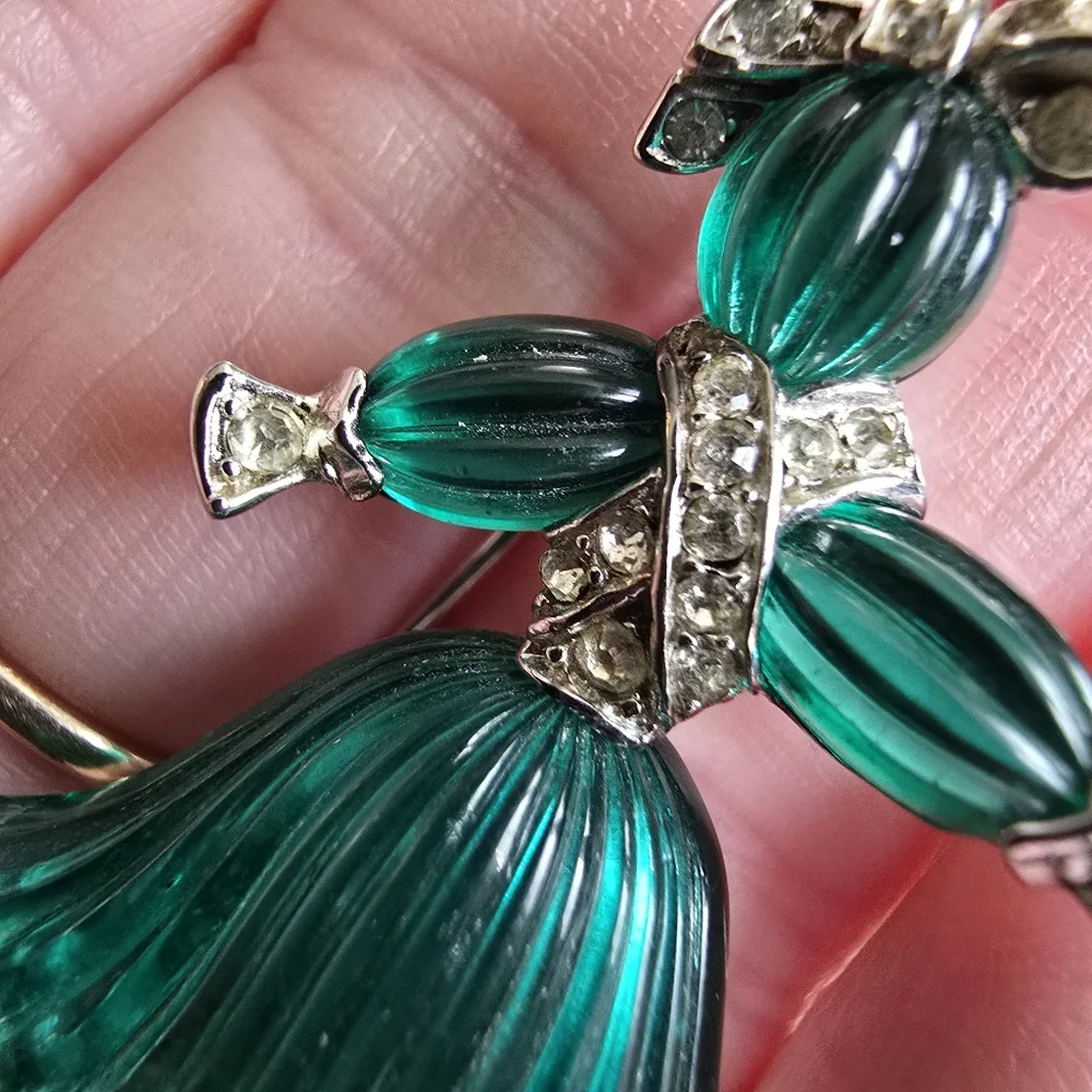 Vintage Trifari Pom Pom brooch pin green ragdoll crown 1940s Alfred Philppe